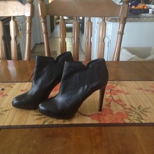 Vince Camuto Leather Booties 8M 4" heel
